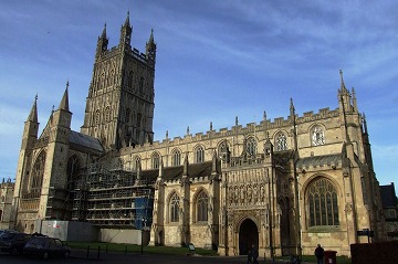 Gloucester_cathedral_exterior_001