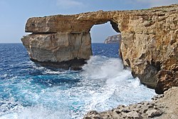 https://upload.wikimedia.org/wikipedia/commons/thumb/e/ec/Azure_Window_2009.JPG/250px-Azure_Window_2009.JPG