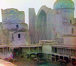 https://upload.wikimedia.org/wikipedia/commons/thumb/7/78/Bibi-Khanym_Mosque_%281905-1915%29.jpg/250px-Bibi-Khanym_Mosque_%281905-1915%29.jpg