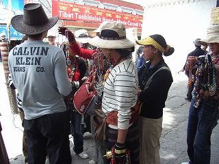RIMG0074中国人男性に女の売り子が群がっている