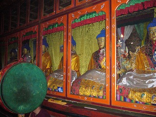 P1010204祈祷室右側の仏像